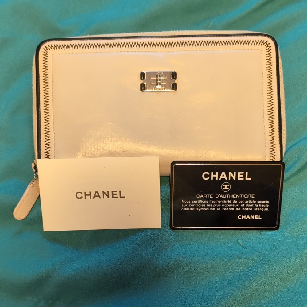 CHANEL Ivory Leather Zip Wallet